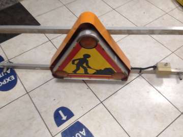Equipments MERCURA TRIANGLE DE SIGNALISATION LUMINEUX  used