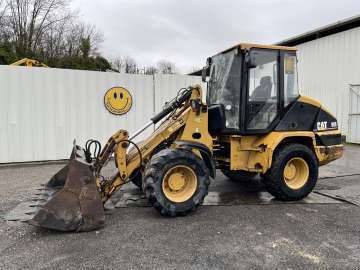 Chargeur Sur Pneus CATERPILLAR 908 d'occasion