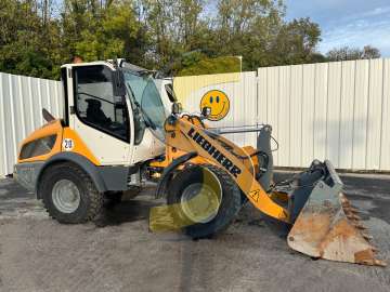 Ładowacz Kompaktowy < 7 Ton LIEBHERR L506C używane
